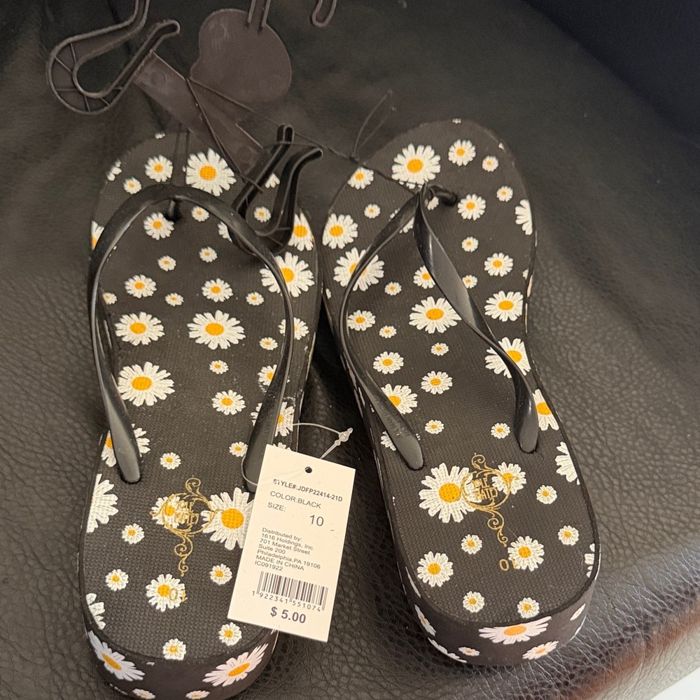 Daisy Print Black Flip Flops